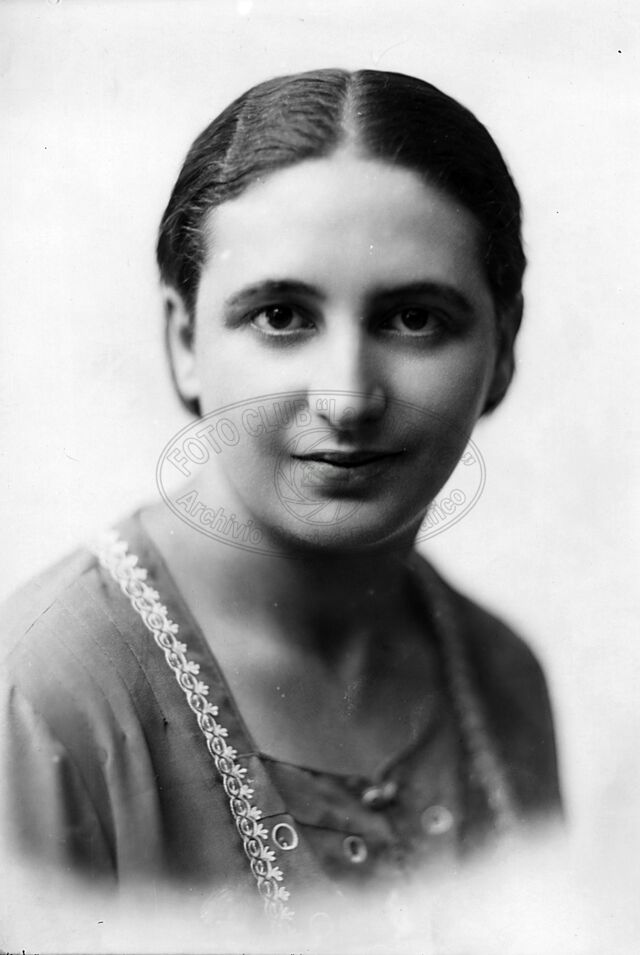 Ritratto di giovane donna in studio