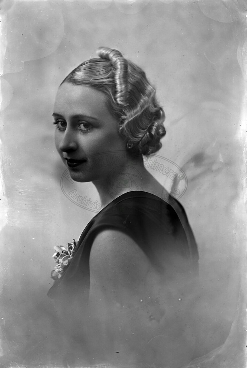Ritratto di giovane donna in studio