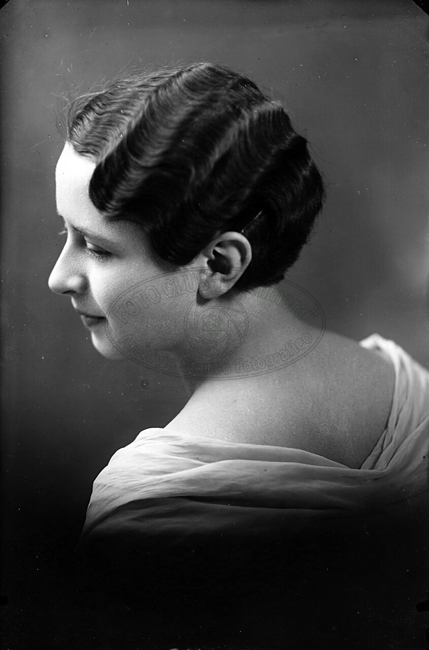 Ritratto di donna in studio