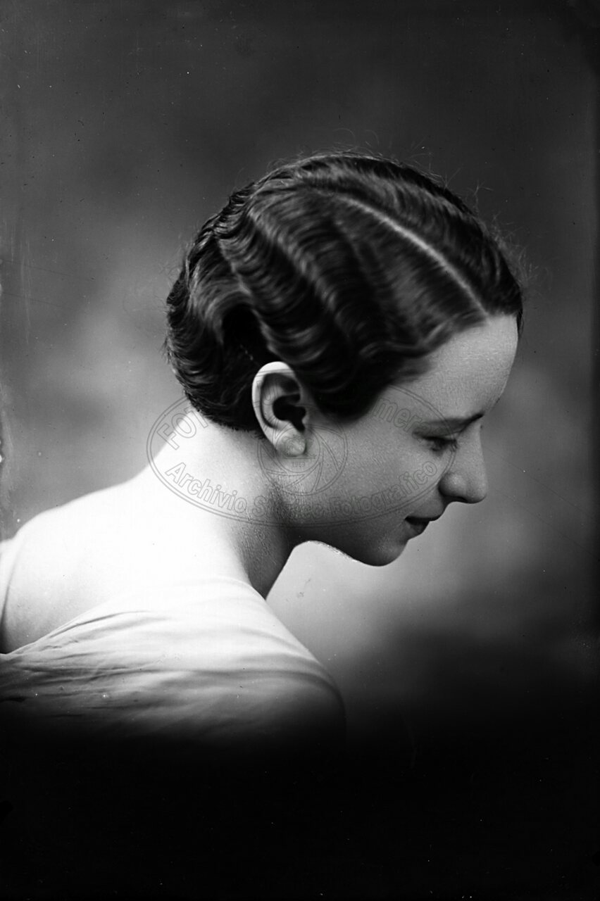 Ritratto di giovane donna in studio
