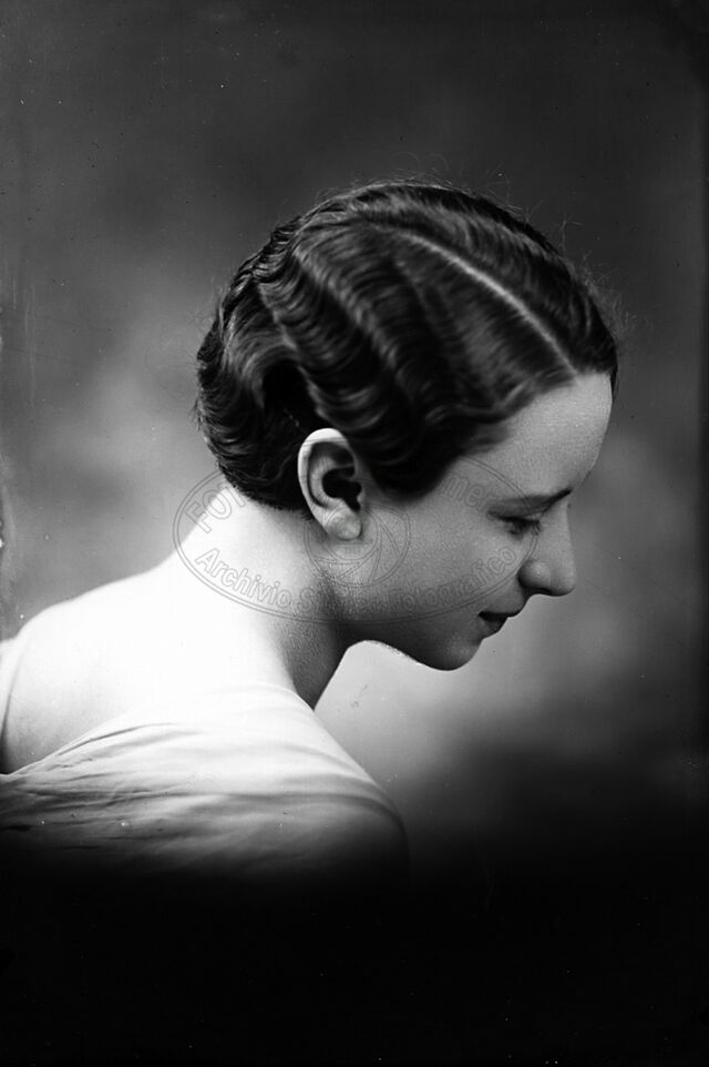 Ritratto di giovane donna in studio