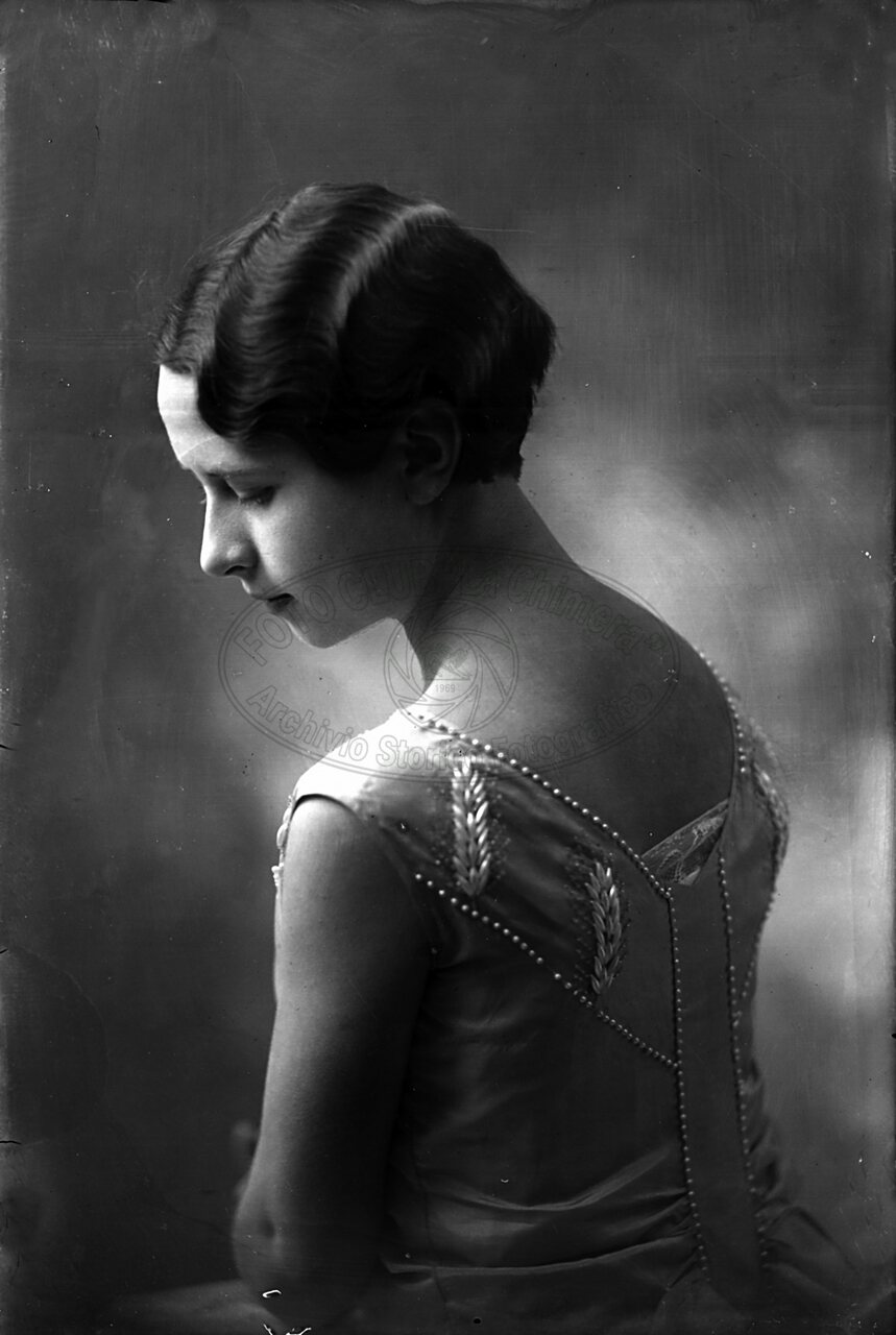 Ritratto di donna in studio
