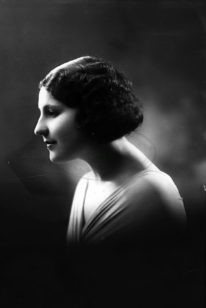 Ritratto di donna in studio
