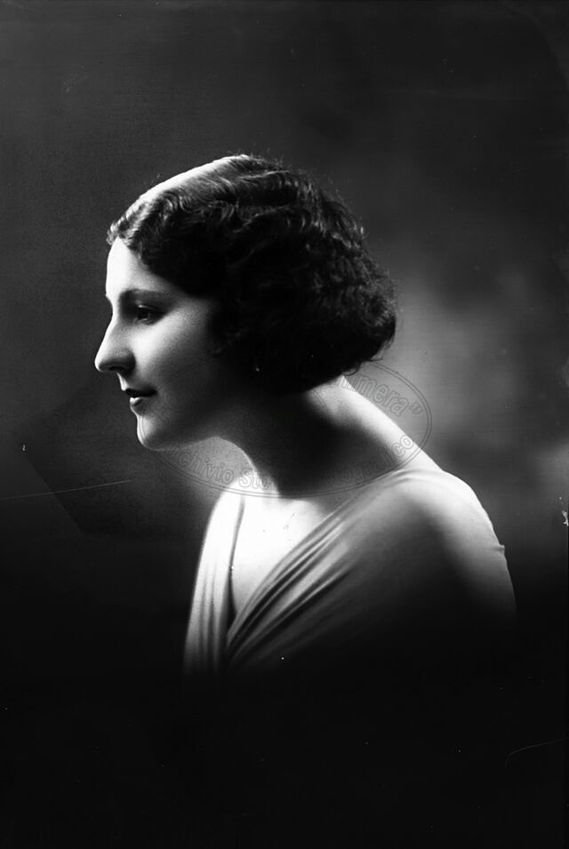 Ritratto di donna in studio