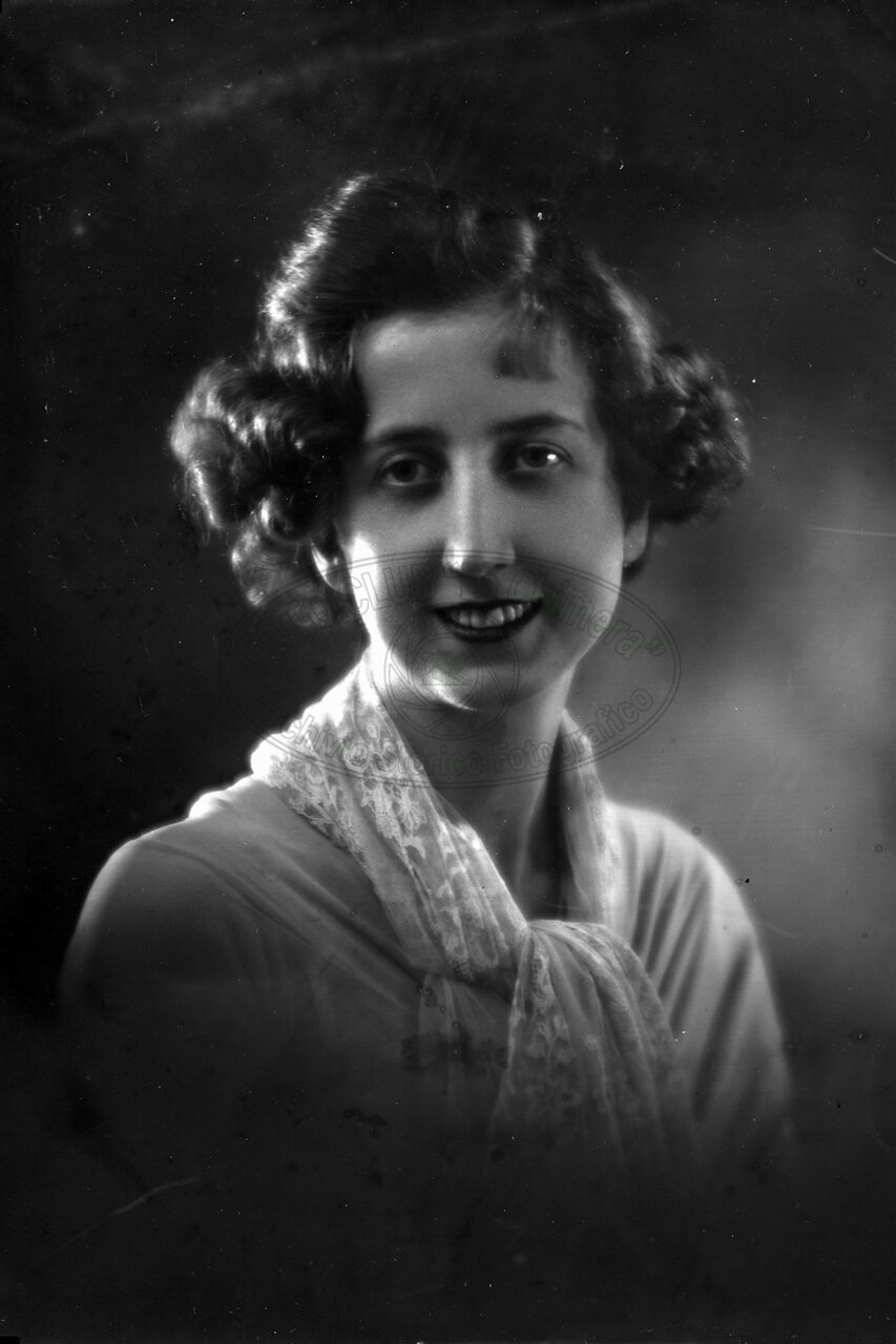 Ritratto di donna in studio