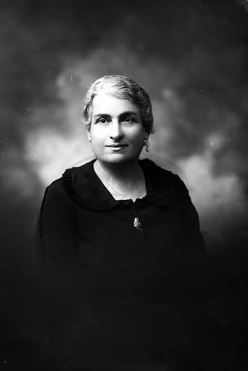 Ritratto di donna in studio