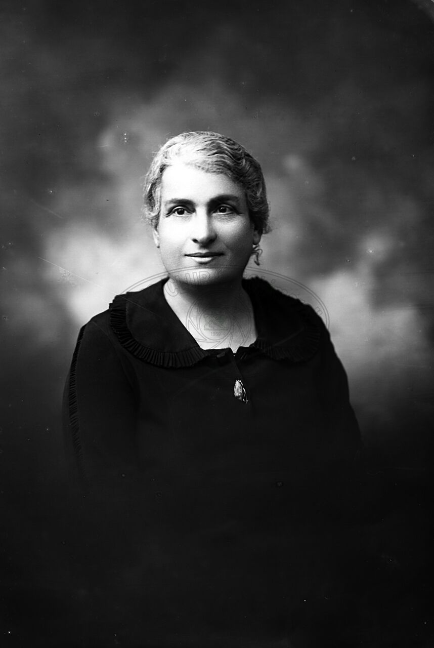 Ritratto di donna in studio