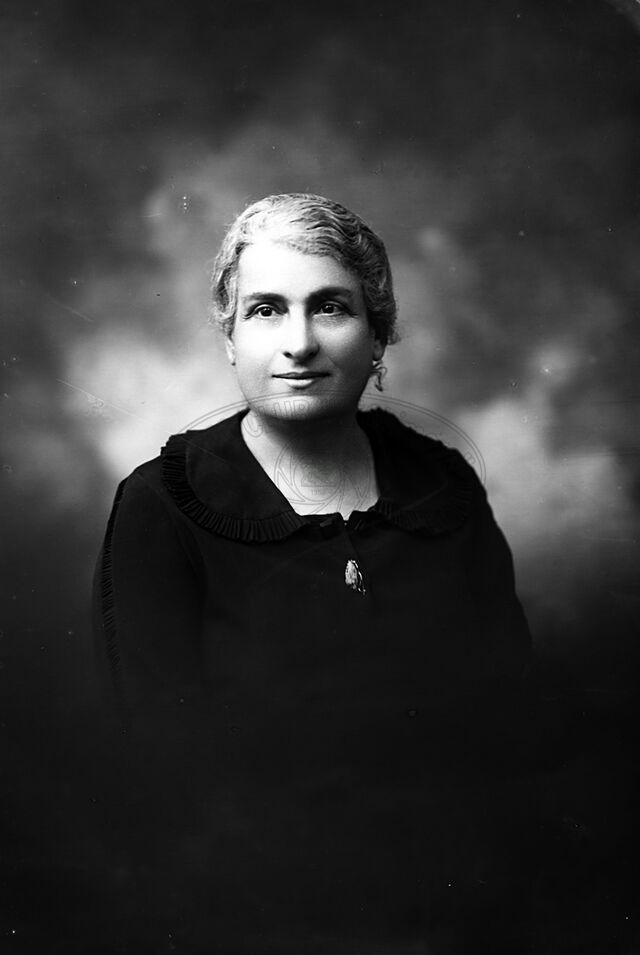 Ritratto di donna in studio