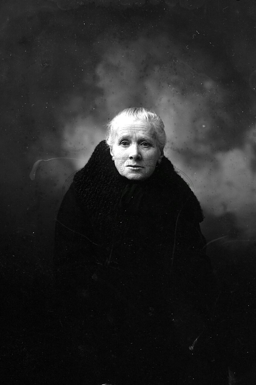 Ritratto di donna in studio