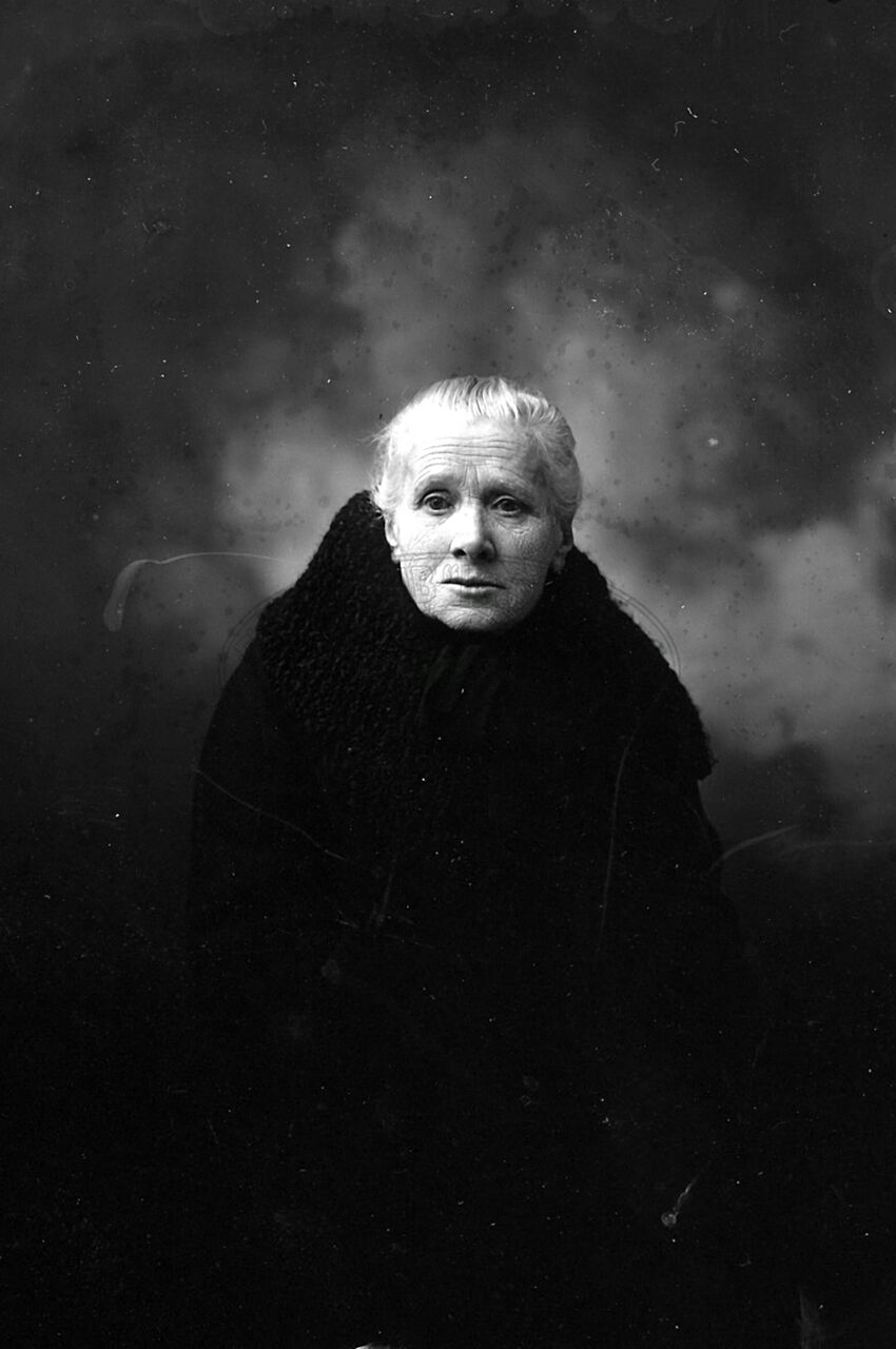 Ritratto di donna in studio