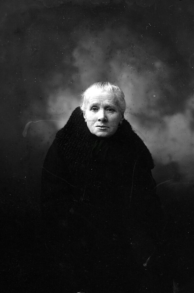 Ritratto di donna in studio