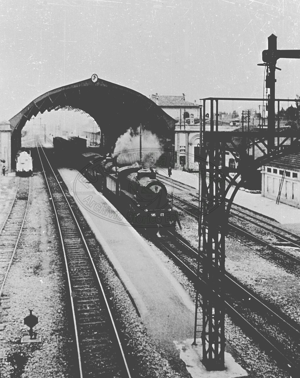 Binari e tettoia della stazione