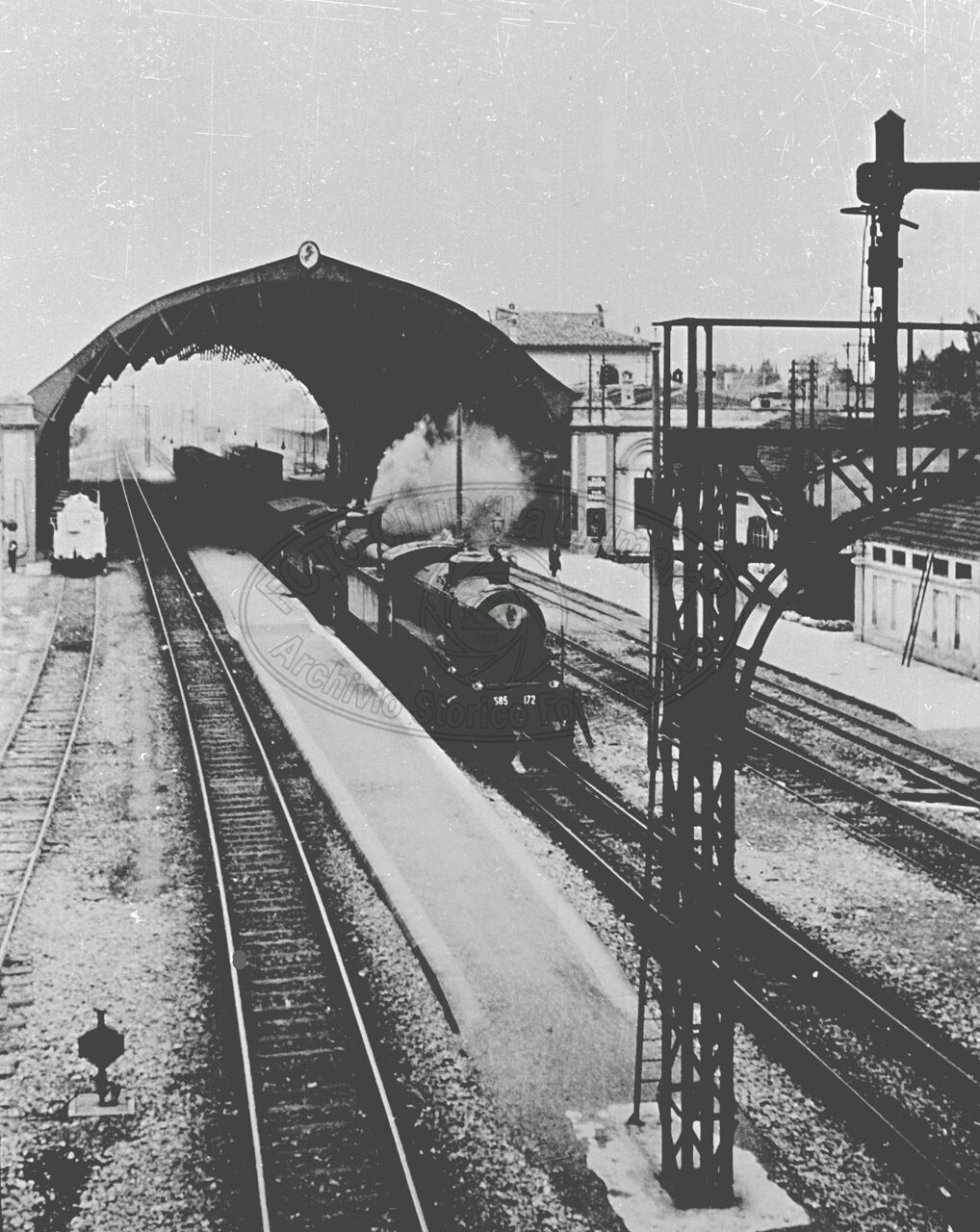 Binari e tettoia della stazione