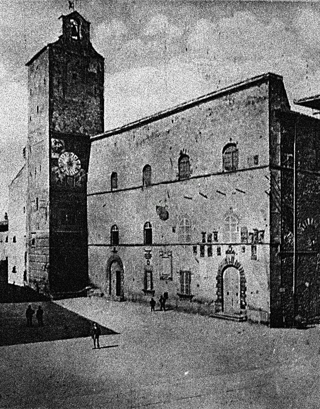 Piazza del Comune (dei Priori, della Libertà)