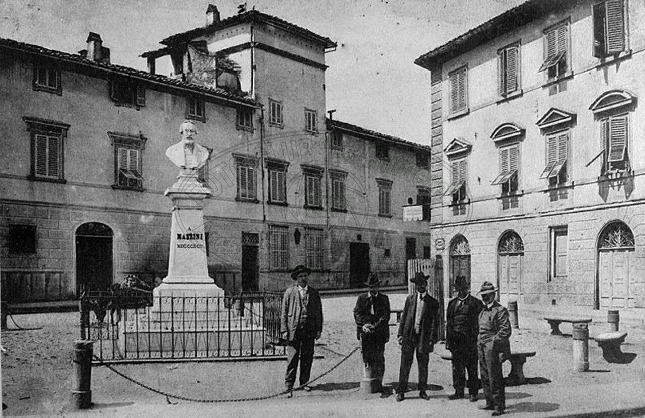 Piazza con monumento