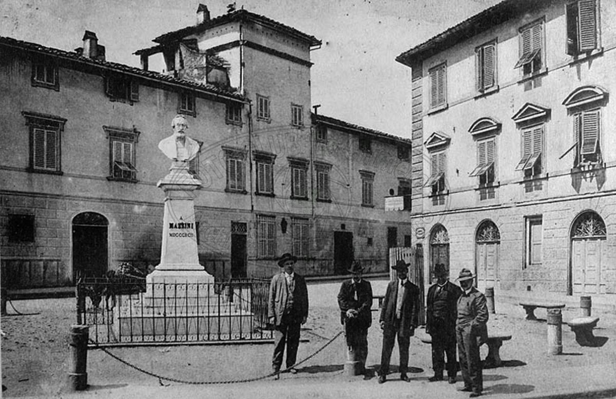 Piazza con monumento