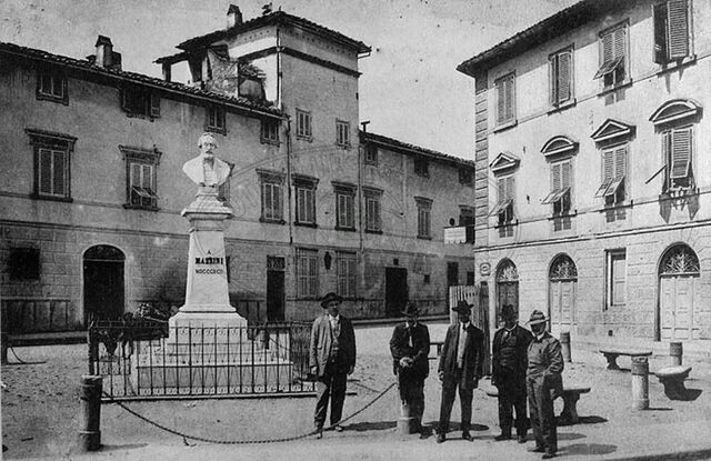 Piazza con monumento