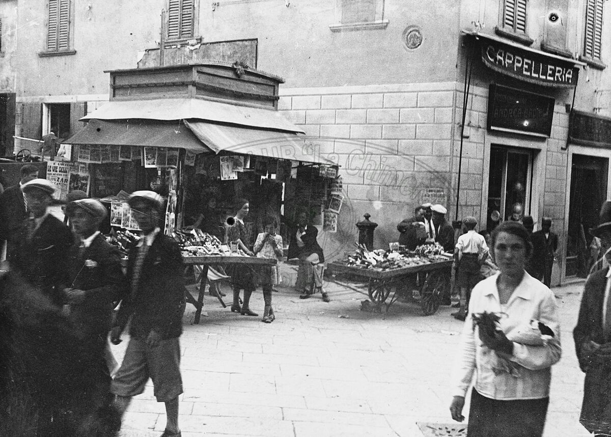 Bancarelle in Piazza S. Michele