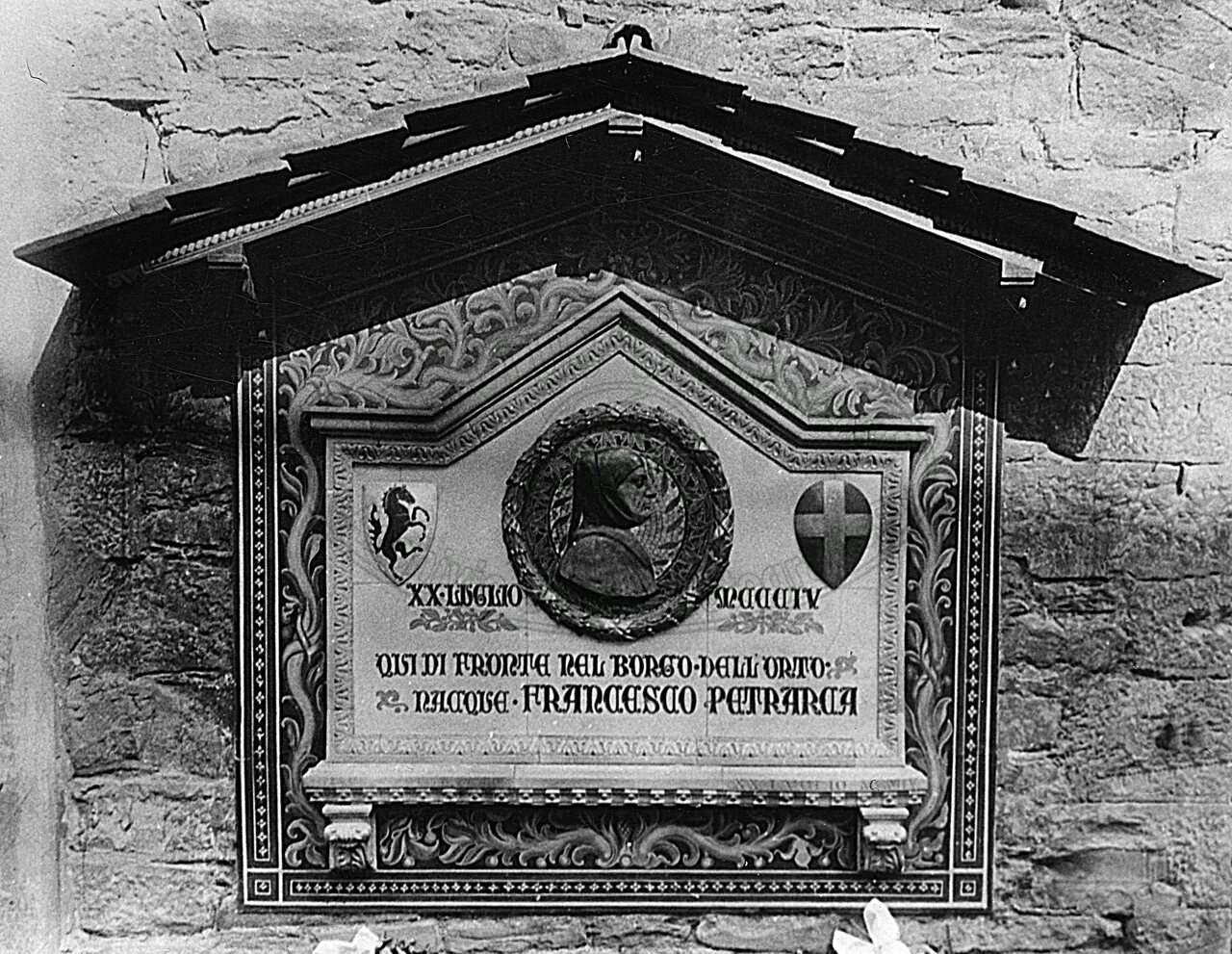 Lapide dedicata al Petrarca
