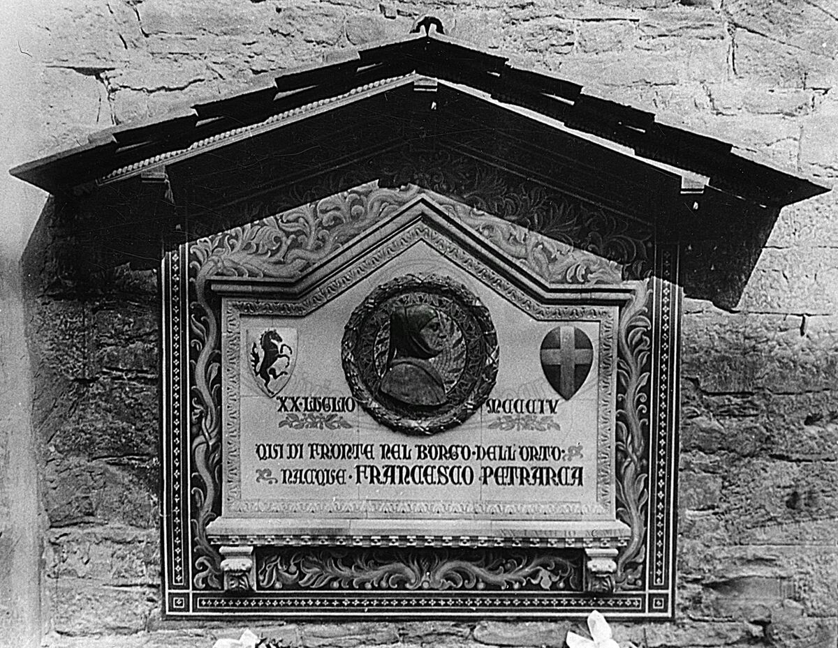 Lapide dedicata al Petrarca