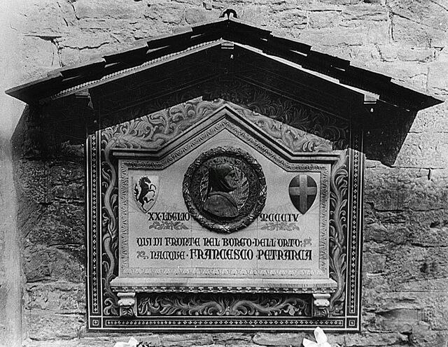 Lapide dedicata al Petrarca