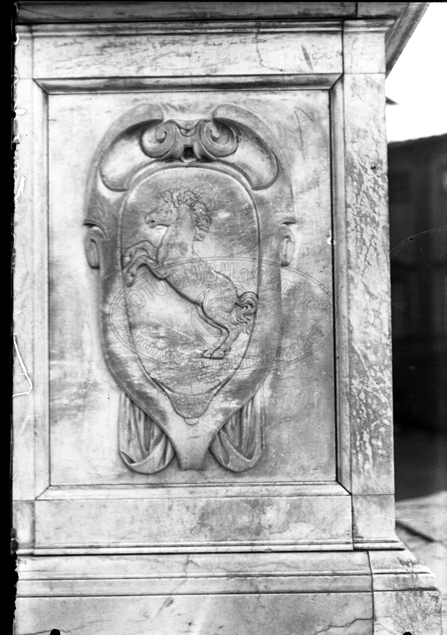 Bassorilievo de cavallino rampante