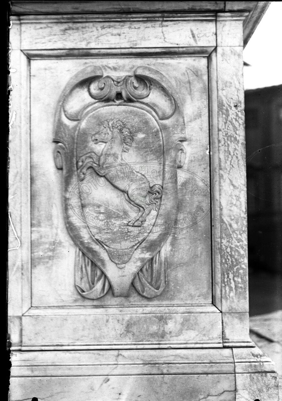 Bassorilievo de cavallino rampante