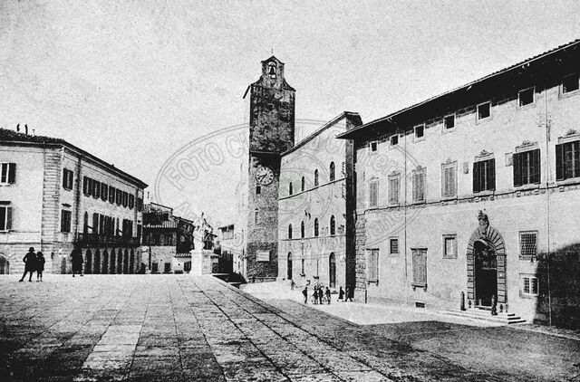 Piazza del Comune (dei Priori, della Libertà)