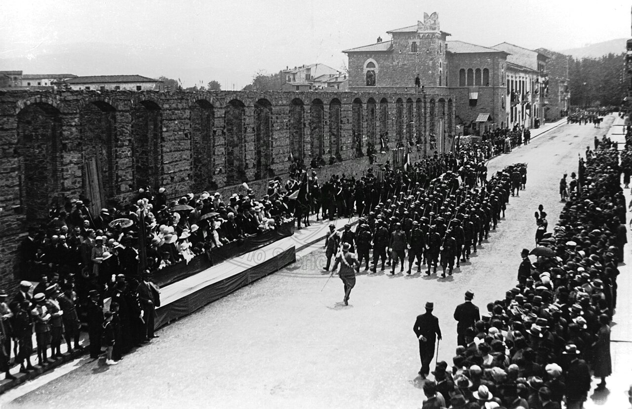 Parata militare in Via Crispi