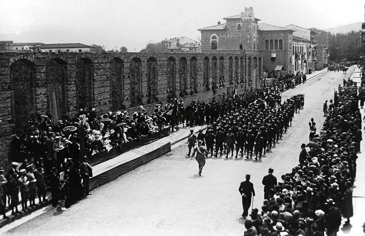 Parata militare in Via Crispi