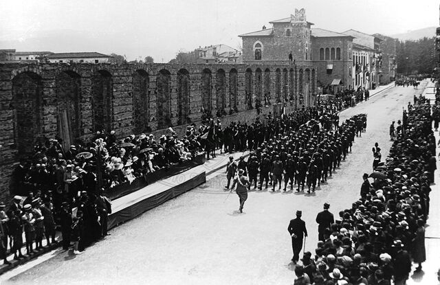 Parata militare in Via Crispi