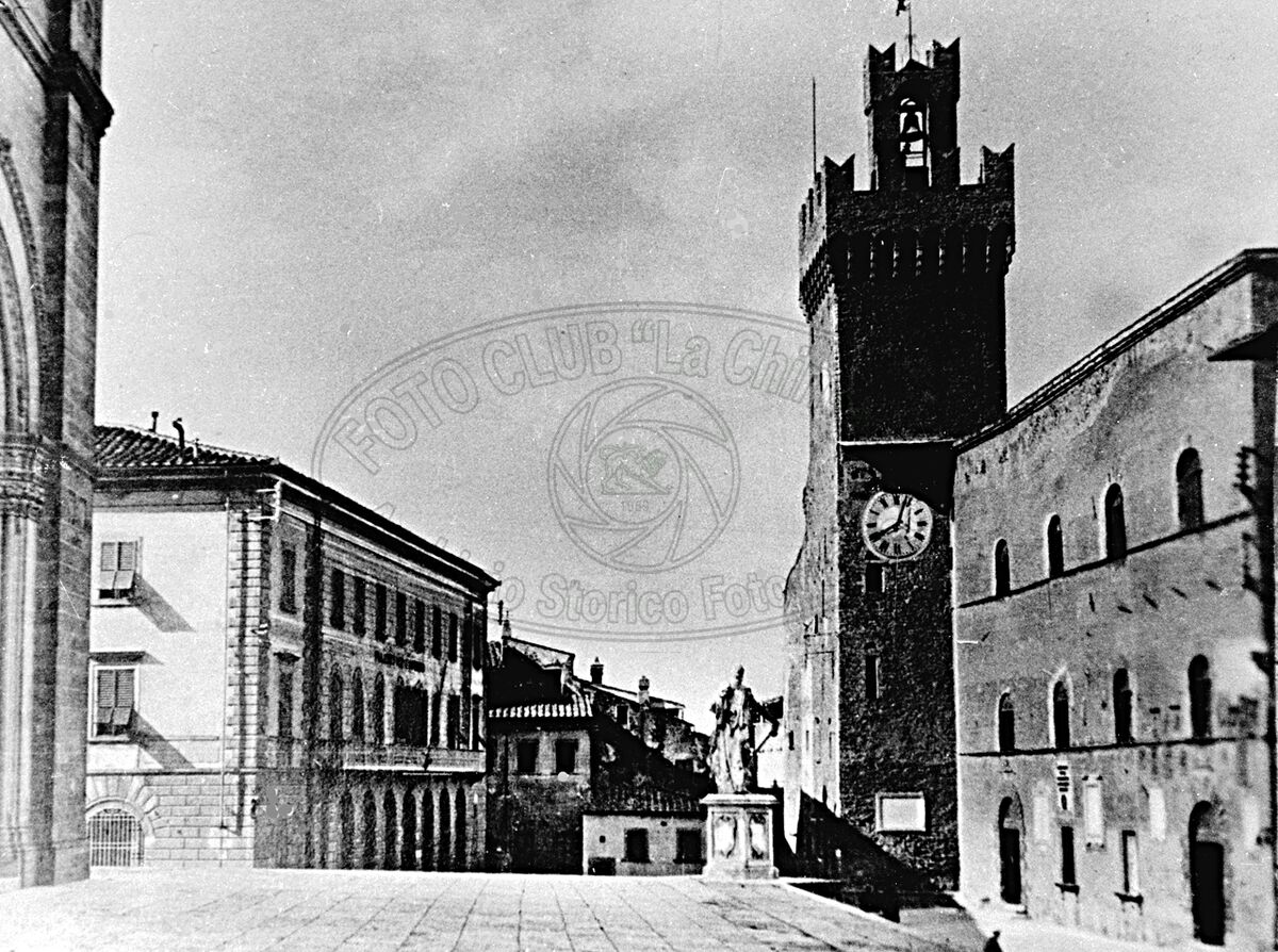 Piazza del Comune (dei Priori, della Libertà)