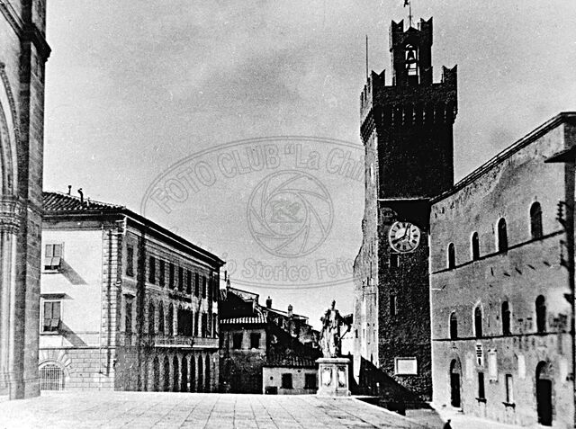 Piazza del Comune (dei Priori, della Libertà)