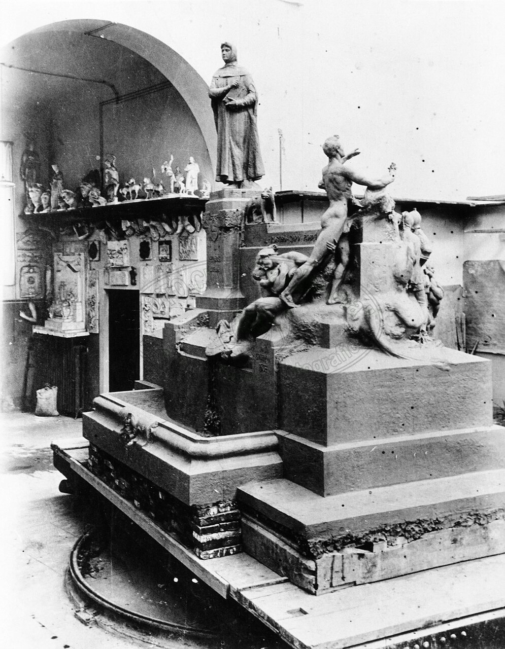 Modello in gesso del monumento a Petrarca