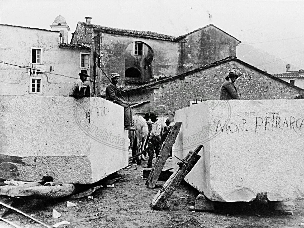 Marmo per il monumento a Petrarca al Prato
