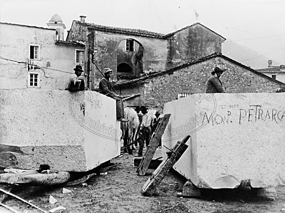 Marmo per il monumento a Petrarca al Prato