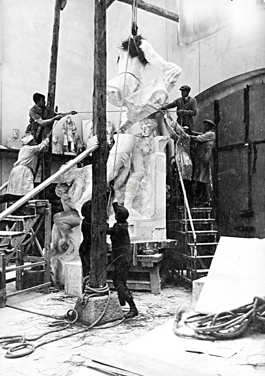 Calco in gesso del monumento a Petrarca