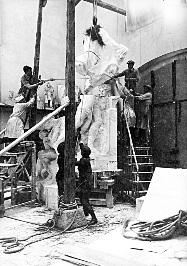 Calco in gesso del monumento a Petrarca