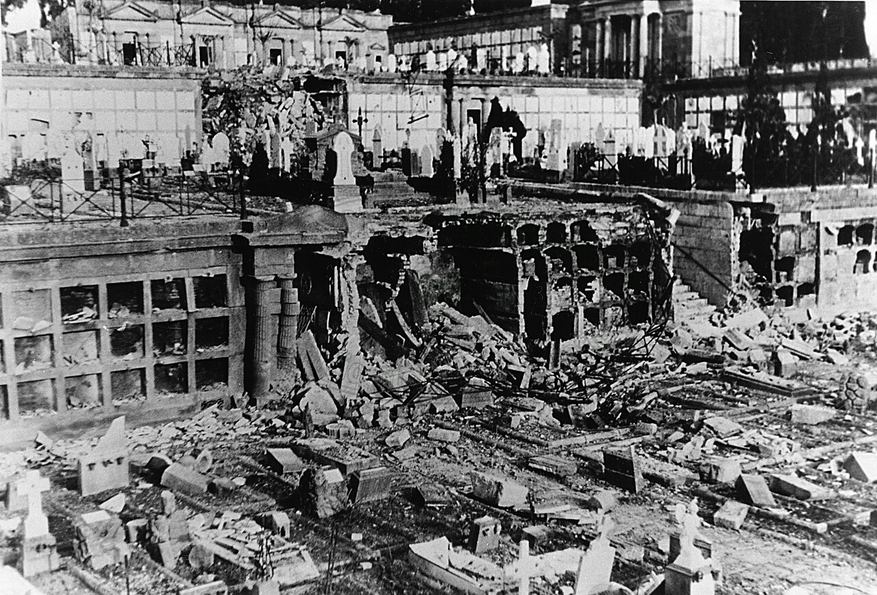 Bombe sul Cimitero Monumentale
