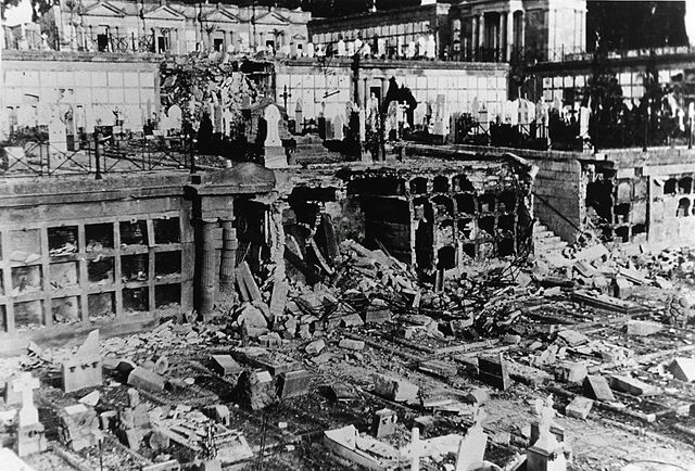Bombe sul Cimitero Monumentale