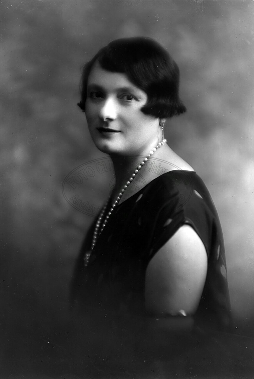 Ritratto di donna in studio