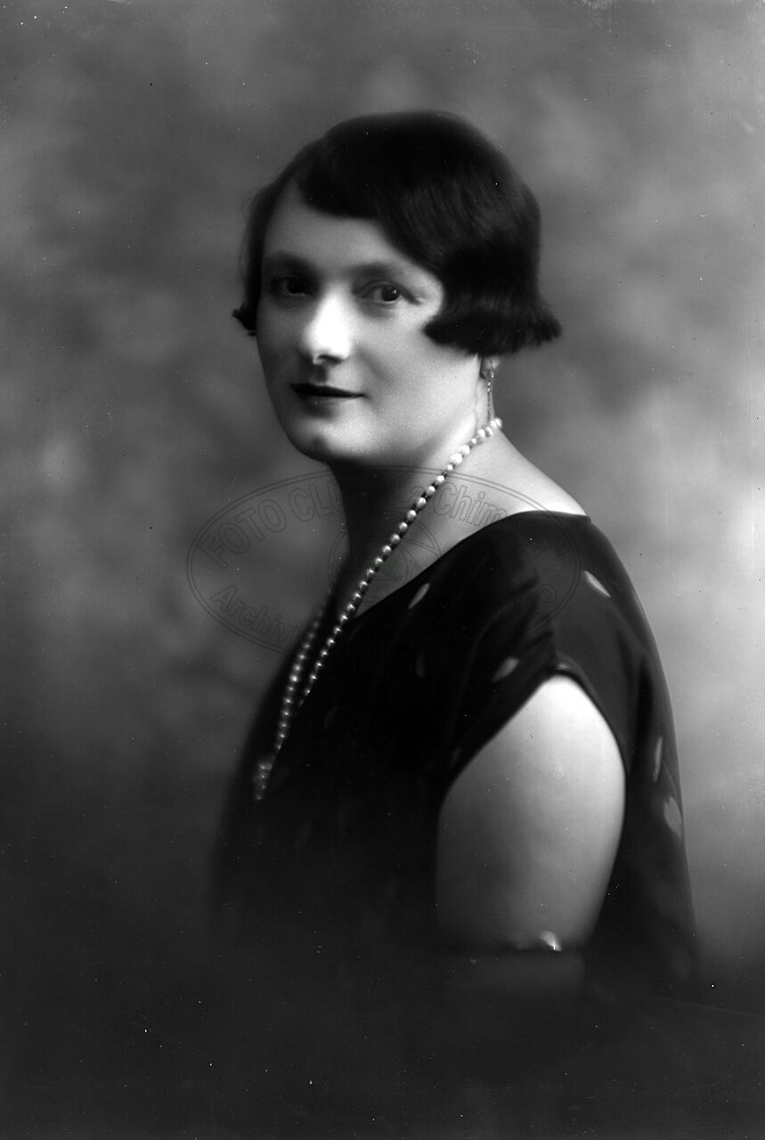 Ritratto di donna in studio