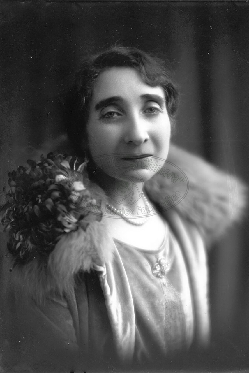 Ritratto di donna in studio