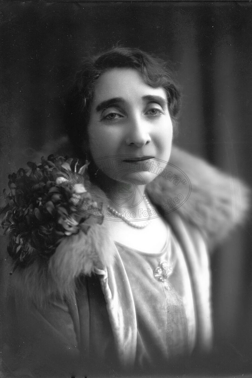 Ritratto di donna in studio