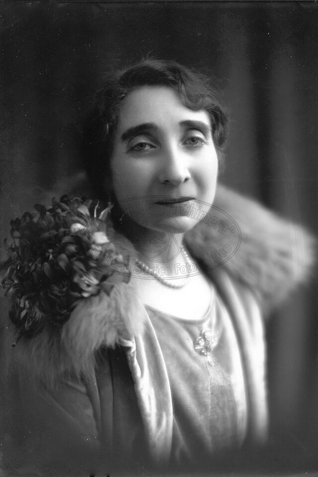 Ritratto di donna in studio