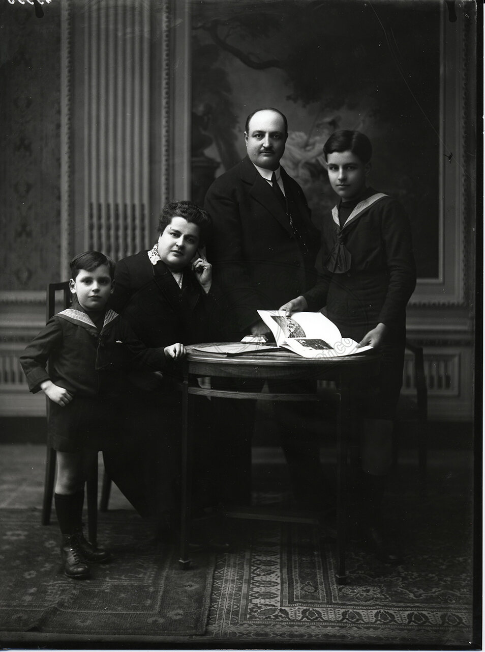 Ritratto Di Famiglia Con Bambino