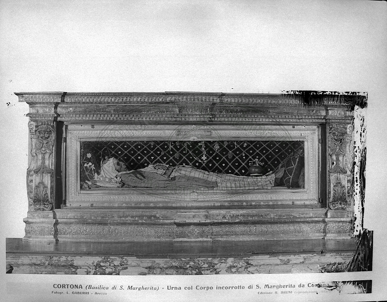 Tempio Di Santa Maargherita Insieme Dell Urna Con La Santa 21X27