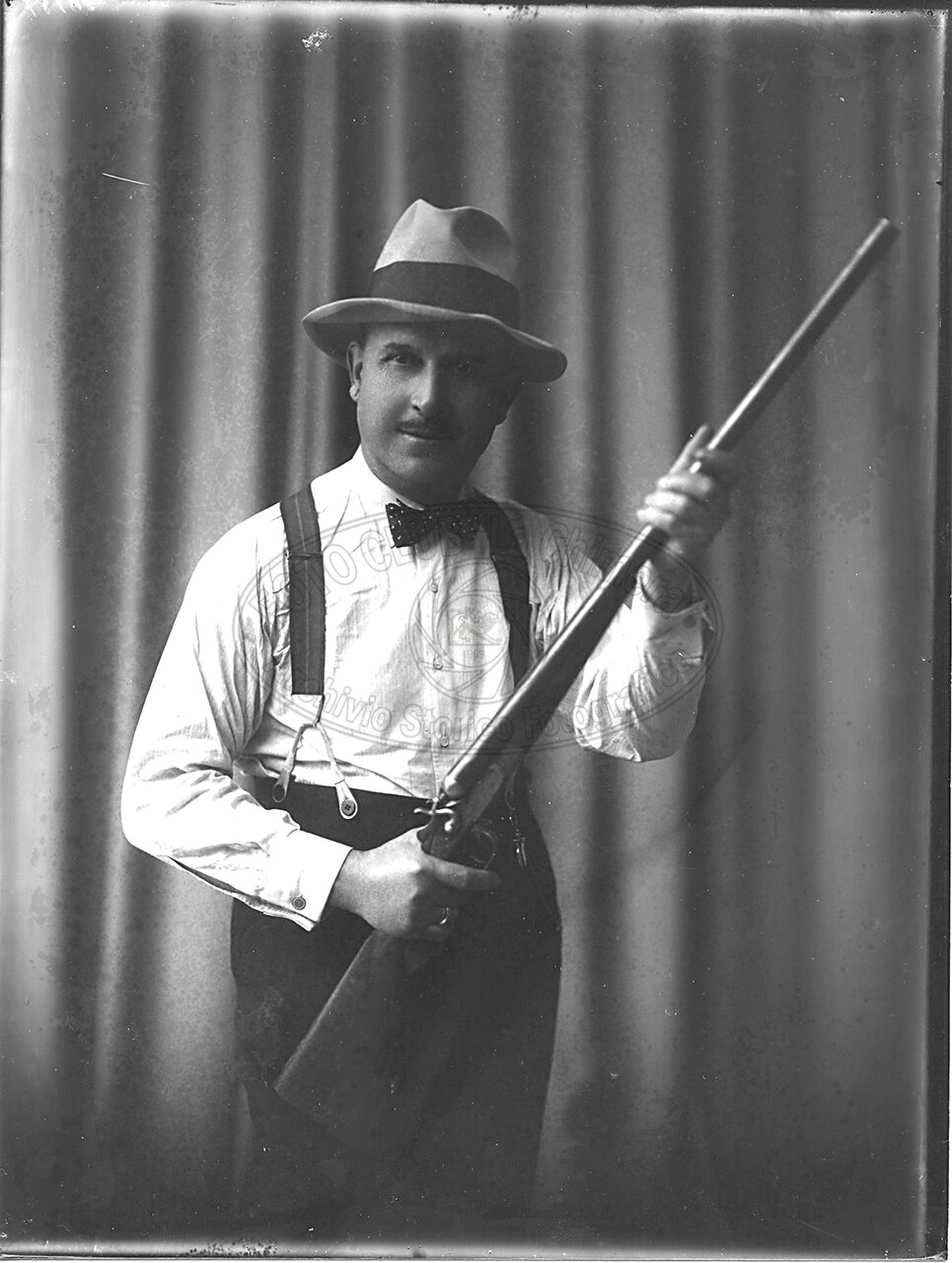 Ritratto Di Uomo Con Cappello E Fucile