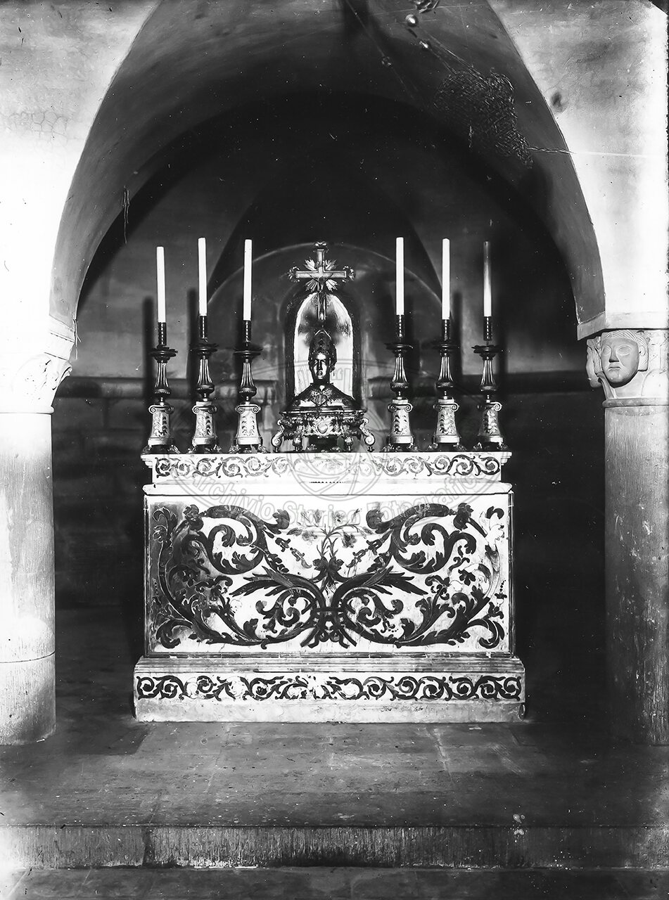 Arezzo Chiesa Di S Maria Della Pieve Altare Della Cripta Col Busto Di S Donato