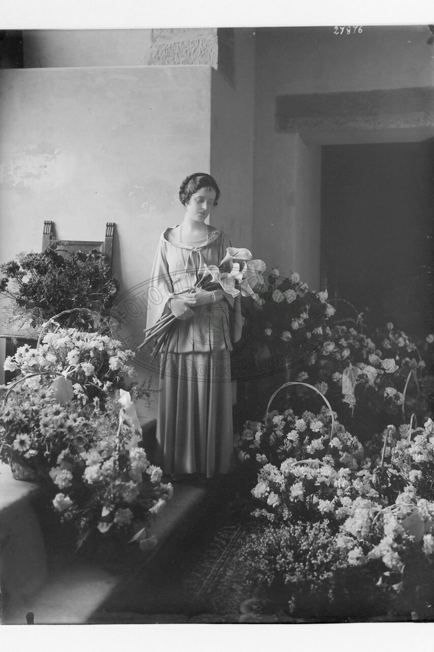 Ritratto Di Donna Con Fiori